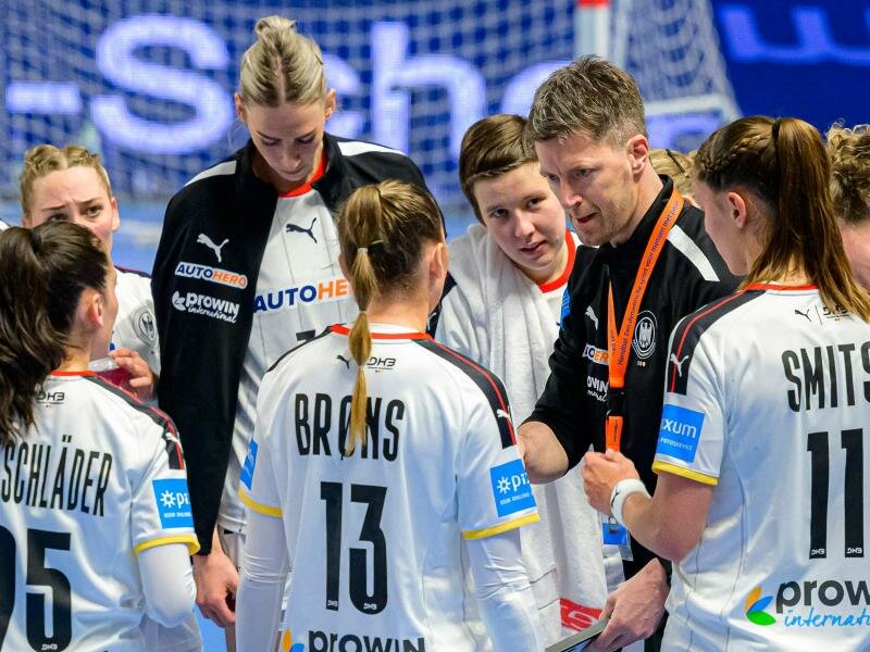 Bundestrainer Markus Gaugisch spricht in einer Auszeit zum Team. Foto: Marco Wolf/dpa
