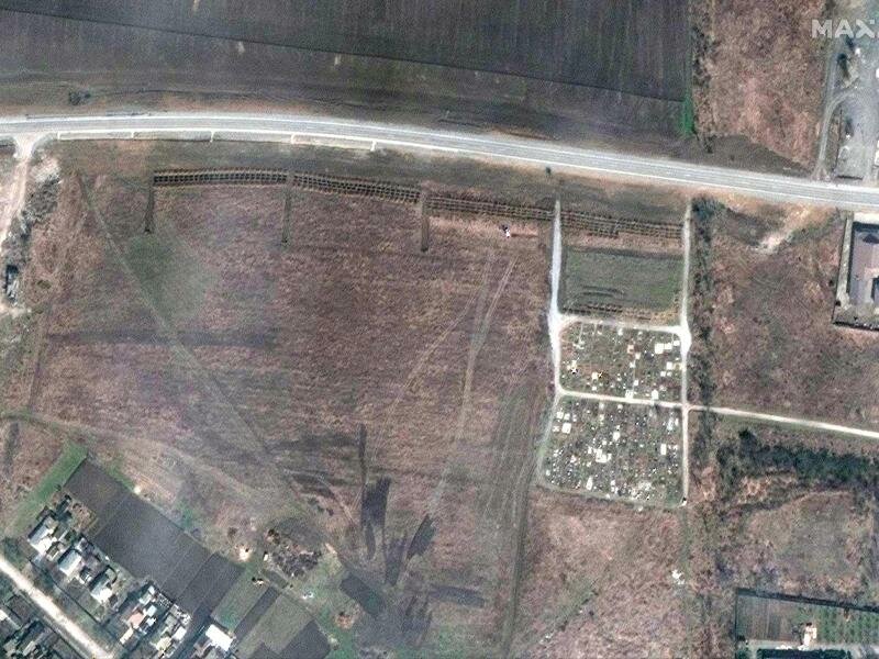 Ein Maxar-Satellitenfoto von Manhusch - rund 20 Kilometer westlich von Mariupol - soll ein Massengrab parallel zu einem Straßenverlauf zeigen. Foto: ---/“Satellite image ©2022 Maxar Technologies/dpa