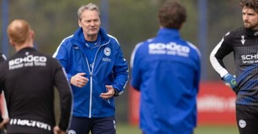 Der bisherige Torwarttrainer Marco Kostmann (2.v.l) spricht als Hauptverantwortlicher beim Training von Arminia Bielefeld. Foto: Friso Gentsch/dpa