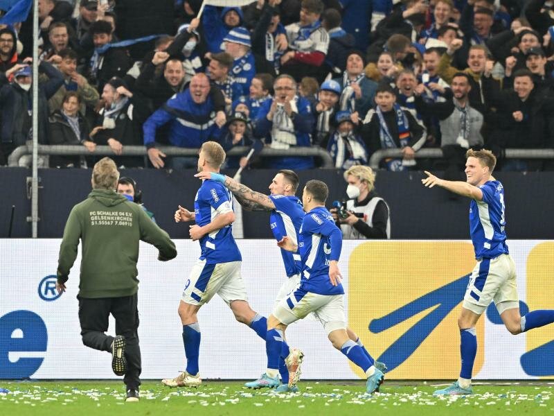 Der FC Schalke 04 führt die 2. Liga vier Spieltage vor Saisonende mit 56 Punkten an. Foto: David Inderlied/dpa