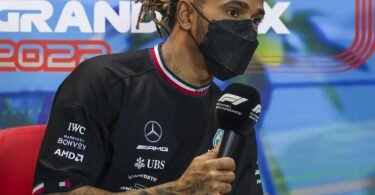 Der britische Mercedes-Pilot Lewis Hamilton beantwortet Fragen während einer Pressekonferenz. Foto: Asanka Brendon Ratnayake/AP/dpa