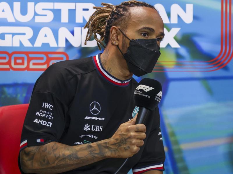 Der britische Mercedes-Pilot Lewis Hamilton beantwortet Fragen während einer Pressekonferenz. Foto: Asanka Brendon Ratnayake/AP/dpa