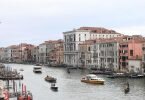 Blick auf den Canal Grande in Venedig: Alle zwei Jahre trifft sich dort die internationale Kunstwelt. Foto: Felix Hörhager/dpa