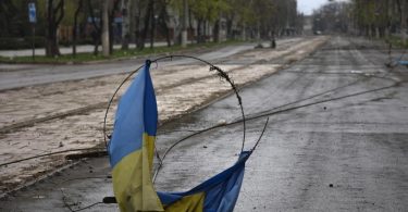 Ist Mariupol bereits von Russland eingenommen oder regt sich noch ukrainischer Widerstand?. Foto: Alexei Alexandrov/AP/dpa