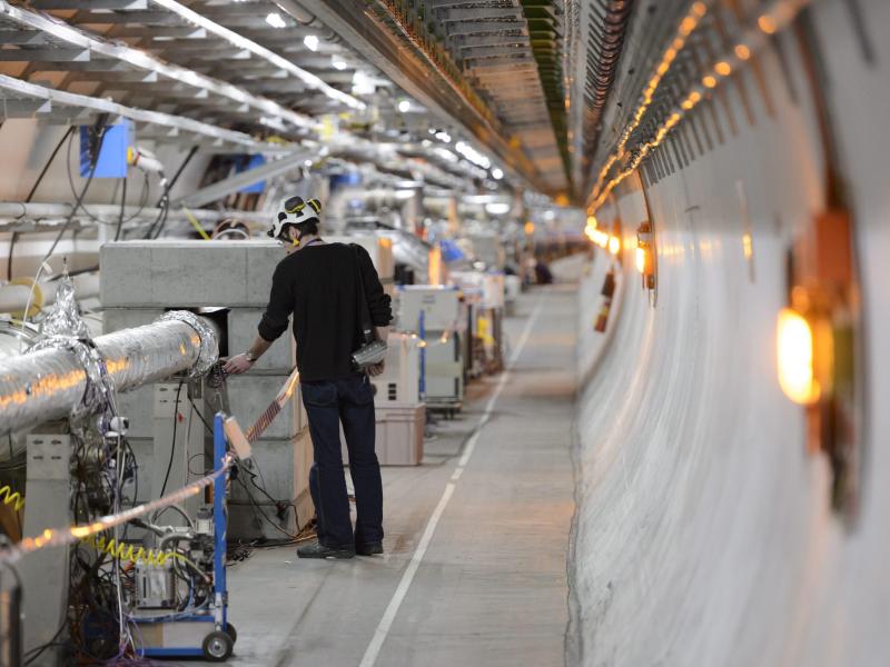 Die größte Forschungsmaschine der Welt: Cern startet den Teilchenbeschleuniger nach drei Jahren Pause. Foto: Laurent Gillieron/KEYSTONE/dpa