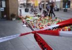 Hier ist es passiert: Vor einem Kaufhaus werden der Opfer einer Messerattacke gedacht. Foto: Karl-Josef Hildenbrand/dpa