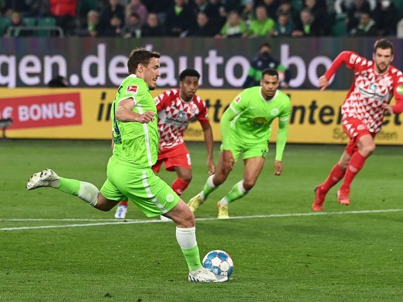 Wolfsburgs Max Kruse trifft per Strafstoß zum 2:0. Foto: Swen Pförtner/dpa