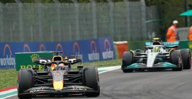 Max Verstappen aus den Niederlanden vom Team Oracle Red Bull, dahinter Lewis Hamilton aus Großbritannien vom Team Mercedes. Foto: Hasan Bratic/dpa