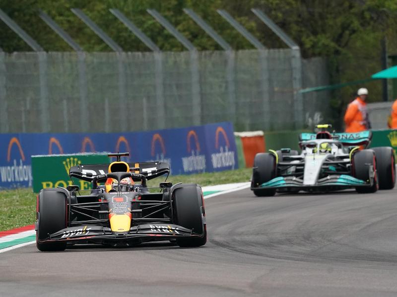 Max Verstappen aus den Niederlanden vom Team Oracle Red Bull, dahinter Lewis Hamilton aus Großbritannien vom Team Mercedes. Foto: Hasan Bratic/dpa
