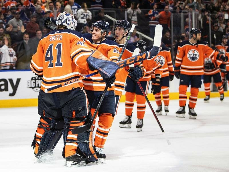 Die Edmonton Oilers feiern ihren Sieg. Foto: Jason Franson/The Canadian Press/dpa