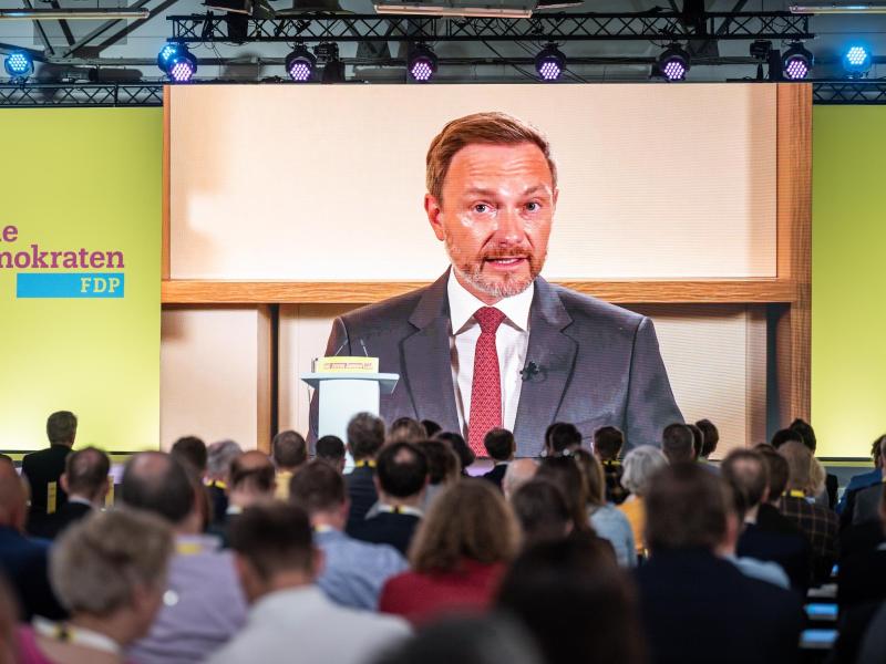 FDP-Bundesvorsitzender Christian Lindner spricht beim FDP-Bundesparteitag, digital aus Washington zugeschaltet. Foto: Michael Kappeler/dpa