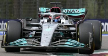 Der Brite George Russell fährt im Mercedes-Boliden während des Freien Trainings in Imola. Foto: Luca Bruno/AP/dpa