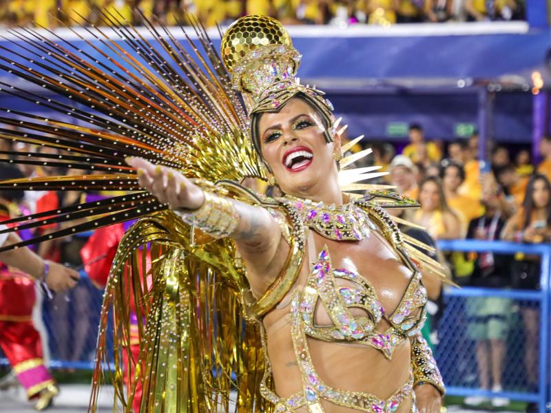 Komplett in gold: Jaqueline Maia von der Sambaschule Estacio de Sa tritt während der Karnevalsparade auf. Foto: William Volcov/ZUMA Press Wire/dpa