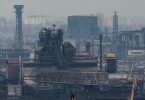 Blick auf das Azovstal-Werk in der Hafenstadt Mariupol. Foto: Victor/Xinhua/dpa