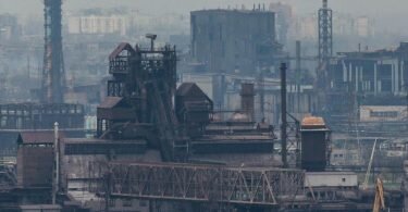 Blick auf das Azovstal-Werk in der Hafenstadt Mariupol. Foto: Victor/Xinhua/dpa