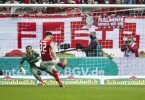 Vincenzo Grifo (r) brachte Freiburg mit seinem Tor gegen Gladbach zurück ins Spiel. Foto: Tom Weller/dpa