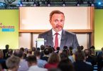 FDP-Chef Christian Lindner lässt es sich trotz Corona-Erkrankung nicht nehmen, beim Parteitag zu sprechen. Foto: Michael Kappeler/dpa