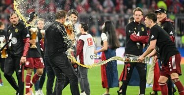Bayerns Trainer Julian Nagelsmann kassiert nach dem Gewinn der Meisterschaft die traditionelle Bierdusche. Foto: Matthias Balk/dpa