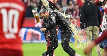 Bayern-Trainer Nagelsmann konnte sich nach dem Sieg gegen Dortmund der Bierdusche nicht entziehen. Foto: Matthias Balk/dpa
