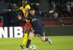 PSG-Torschütze Lionel Messi (r) im Zweikampf mit Seko Fofana vom RC Lens. Foto: Michel Euler/AP/dpa
