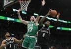 Bostons Daniel Theis (M, 27) verteidigt gegen Brooklyns Andre Drummond (r, 0). Foto: Michael Dwyer/AP/dpa