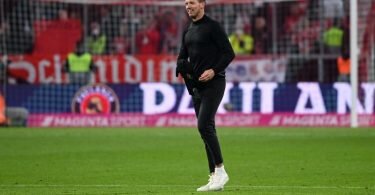 Bayerns Cheftrainer Julian Nagelsmann geht nach dem Sieg gegen den BVB&nbsp;über den Platz. Foto: Matthias Balk/dpa
