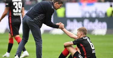 Frankfurts Cheftrainer Oliver Glasner (l) reicht Kristijan Jakic nach dem Remis gegen die TSG Hoffenheim die Hand. Foto: Arne Dedert/dpa