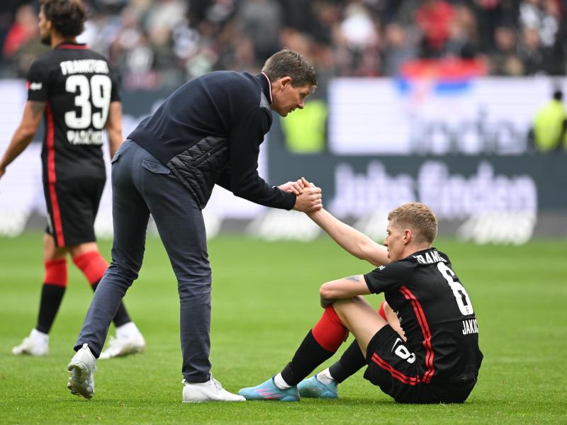 Frankfurts Cheftrainer Oliver Glasner (l) reicht Kristijan Jakic nach dem Remis gegen die TSG Hoffenheim die Hand. Foto: Arne Dedert/dpa