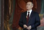 Präsident von Russland Wladimir Putin besucht den orthodoxen Ostergottesdienst in der Christ-Erlöser-Kathedrale in Moskau und hält eine Kerze. Foto: Alexander Zemlianichenko/Pool AP/dpa