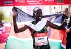 Der Kenianer Cybrian Kotut aus Kenia feiert seinen Sieg in Streckenrekordzeit beim Hamburg-Marathon. Foto: Christian Charisius/dpa