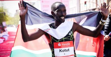 Der Kenianer Cybrian Kotut aus Kenia feiert seinen Sieg in Streckenrekordzeit beim Hamburg-Marathon. Foto: Christian Charisius/dpa