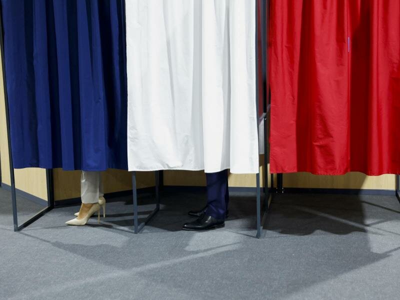 Frankreichs Präsident Emmanuel Macron und die französische First Lady Brigitte bei der Stimmabgabe in Le Touquet. Foto: Gonzalo Fuentes/Pool Reuters/AP/dpa