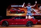 Die Polin Iga Swiatek feiert ihren Sieg beim WTA-Turnier in Stuttgart. Foto: Tom Weller/dpa