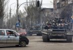 Russische Panzer fahren durch Mariupol. Foto: Alexei Alexandrov/AP/dpa