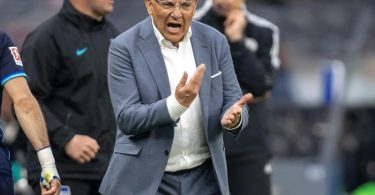 Einpeitscher, Magier, Mittler, Trickser: Cheftrainer Felix Magath bringt Hertha BSC wieder auf Kurs. Foto: Andreas Gora/dpa