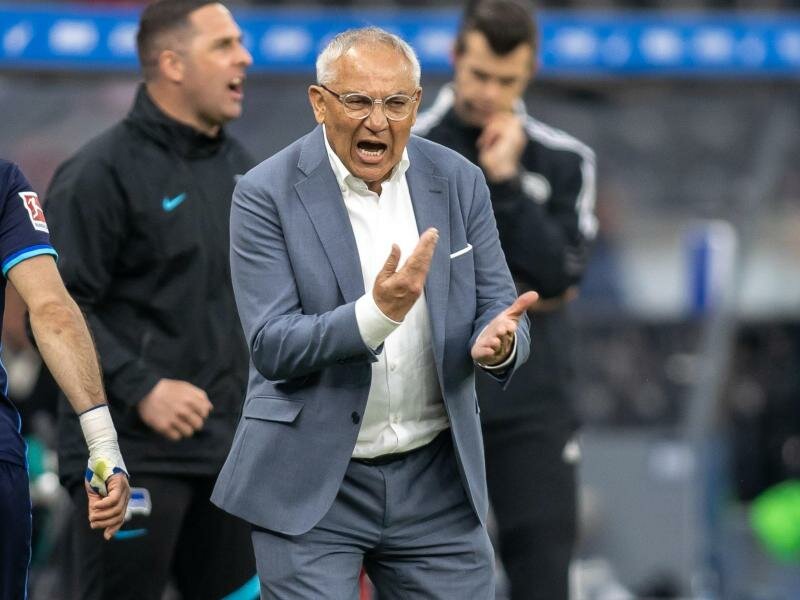 Einpeitscher, Magier, Mittler, Trickser: Cheftrainer Felix Magath bringt Hertha BSC wieder auf Kurs. Foto: Andreas Gora/dpa