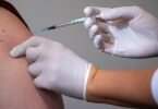 Der nach einer Auffrischimpfung mit dem Biontech/Pfizer-Vakzin zunächst starke Schutz gegen Krankenhauseinweisungen und Besuche in der Notaufnahme bei Omikron lässt nach neuen Studiendaten bereits nach wenigen Monaten nach. Foto: Sven Hoppe/dpa