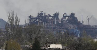 Das Stahlwerk Azovstal in der Hafenstadt Mariupol. Foto: Victor/XinHua/dpa