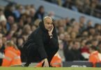 Pep Guardiola, Trainer von Manchester City, hockt an der Seitenlinie und studiert das Spiel seiner Mannschaft. Foto: Dave Thompson/AP/dpa