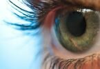 Klare Sicht oder Schleierblick?&nbsp;Wenn die Augen morgens oft trüb sind, kann das ein Hinweis auf eine Netzhautthrombose sein. Foto: Andrea Warnecke/dpa-tmn