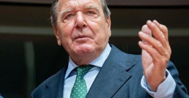 Altkanzler Gerhard Schröder steht massiv in der Kritik. Foto: Kay Nietfeld/dpa
