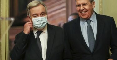 Russlands Außenminister Sergej Lawrow und UN-Generalsekretär António Guterres treffen sich in Moskau. Foto: Maxim Shipenkov/Pool EPA/AP/dpa