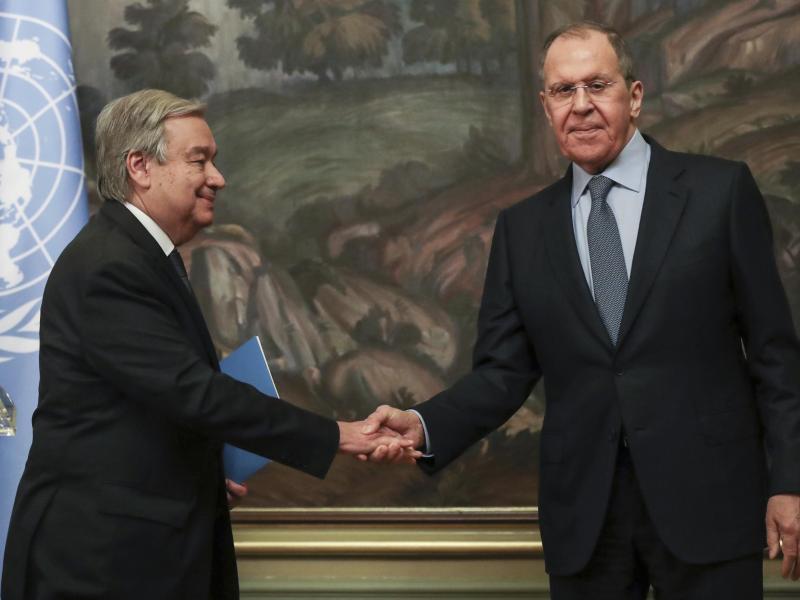 Guterres hat sich bei seinem Treffen mit dem russischen Außenminister Lawrow für eine rasche Waffenruhe und ein Ende des Krieges in der Ukraine ausgesprochen. Foto: Maxim Shipenkov/Pool EPA/AP/dpa