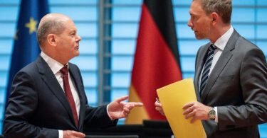 Haben sich auf das Entlastungspaket geeinigt:&nbsp; Bundeskanzler Olaf Scholz und Finanzminister Christian Lindner im Bundeskabinett. Foto: Michael Kappeler/dpa-POOL/dpa