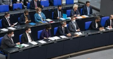 Im Bundestag soll ein Antrag für Waffenlieferungen an die Ukraine beschlossen werden. Foto: Christophe Gateau/dpa