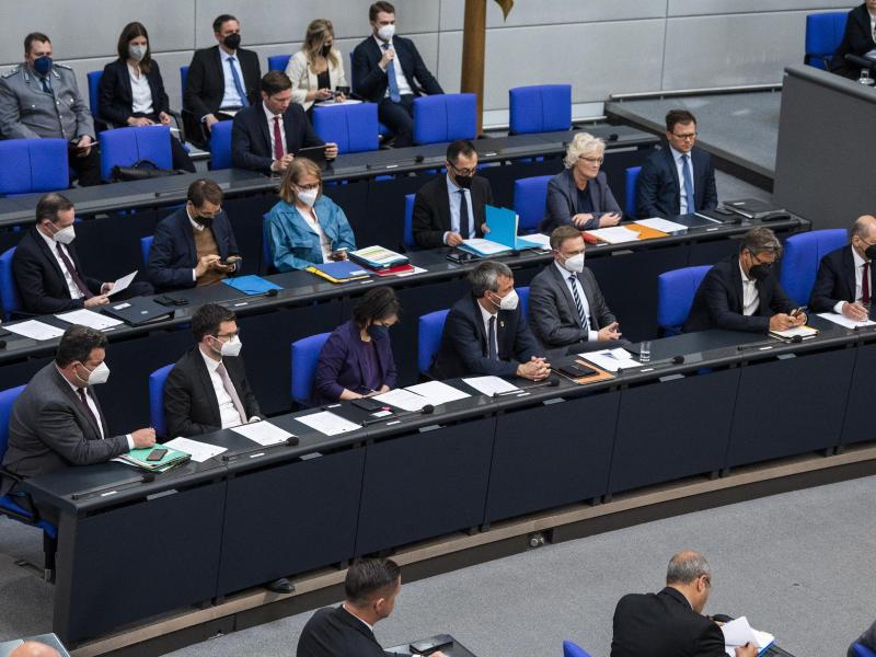 Im Bundestag soll ein Antrag für Waffenlieferungen an die Ukraine beschlossen werden. Foto: Christophe Gateau/dpa