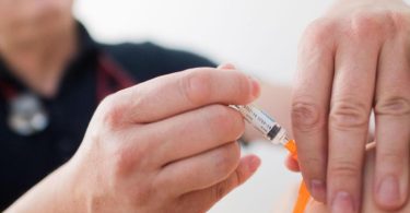 Kinderimpfung mit einem 6-fach-Kombinationsimpfstoff. Foto: Julian Stratenschulte/dpa