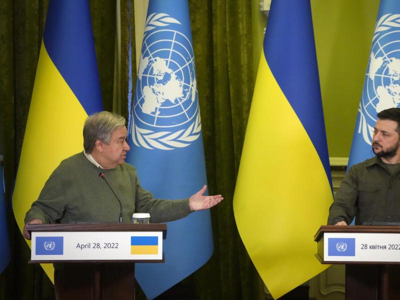 Der ukrainische Präsident Wolodymyr Selenskyj spricht mit UN-Chef António Guterres in Kiew. Foto: Efrem Lukatsky/AP/dpa