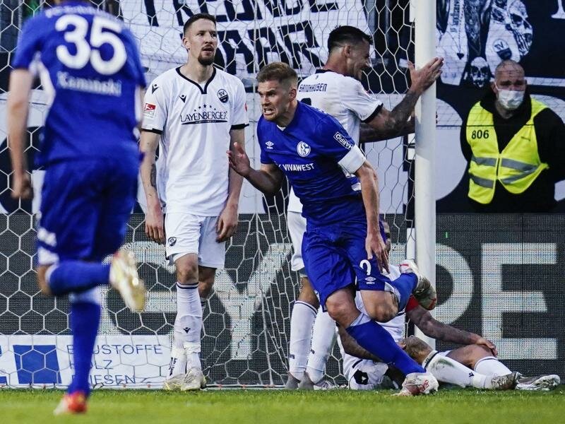 Einmal mehr der Schalker Matchwinner: Simon Terodde (M). Foto: Uwe Anspach/dpa
