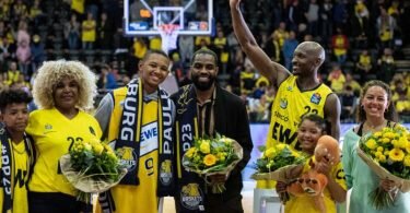 Rickey Paulding (2.v.r.) spielte 15 Jahre für die EWE Baskets Oldenburg. Foto: Mohssen Assanimoghaddam/dpa